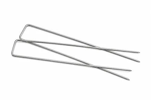 Zwei U-förmige Kunstrasen-Anker aus Metall mit spitzen Enden