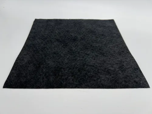 Quadratisches Stück schwarzes Druckverteiltuch aus Vliesmaterial