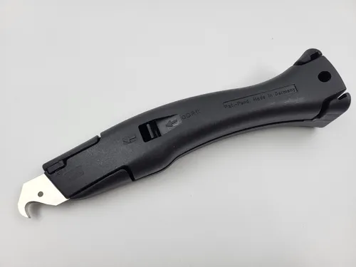 Schwarzes Kunstrasen-Messer mit herausstehender Hakenklinge
