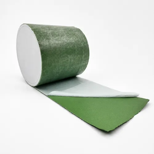 Rolle grünes Kunstrasen-Tape mit teilweise abgezogener weißer Schutzschicht
